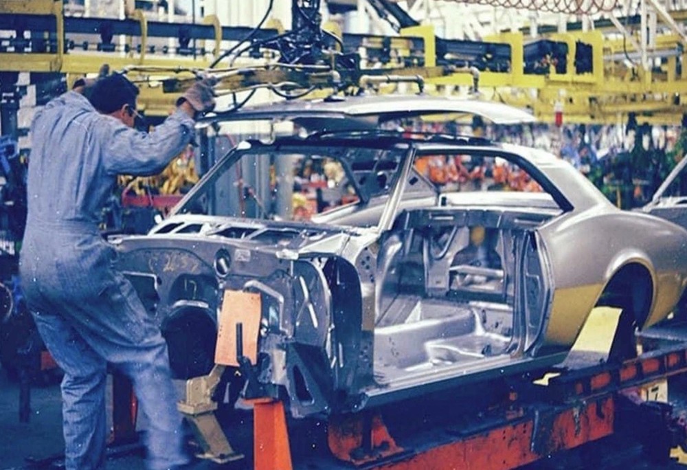 1967 Chevrollet Camaro Assembly Line (Installing Top) POSTER | 13X19″ | Classic