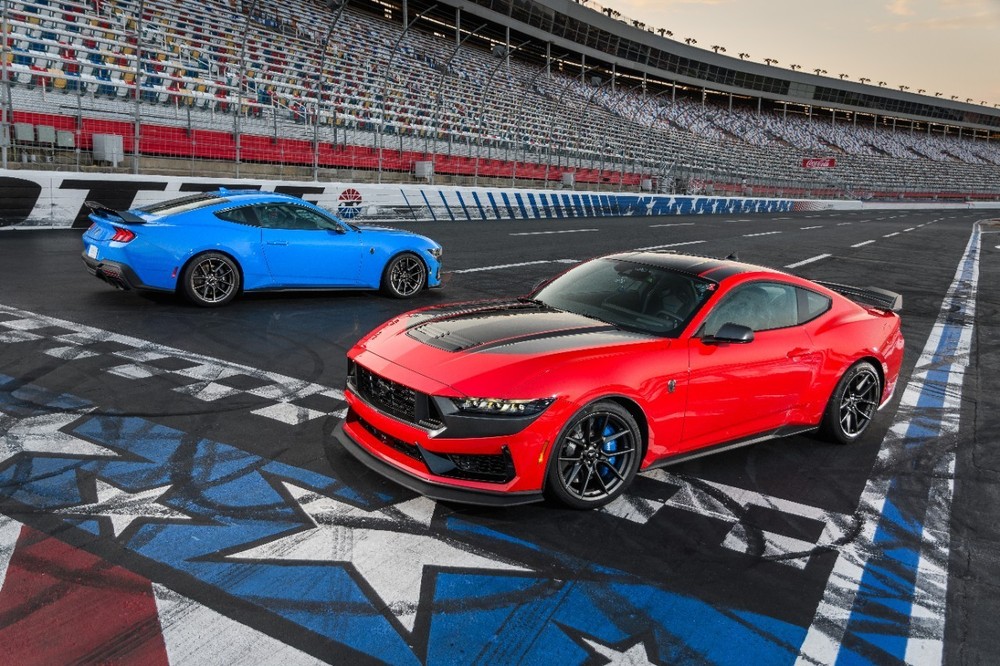 2025 Ford Mustang Dark Horse Race Red-Grabber Blue | 24×36″ POSTER | Muscle Car