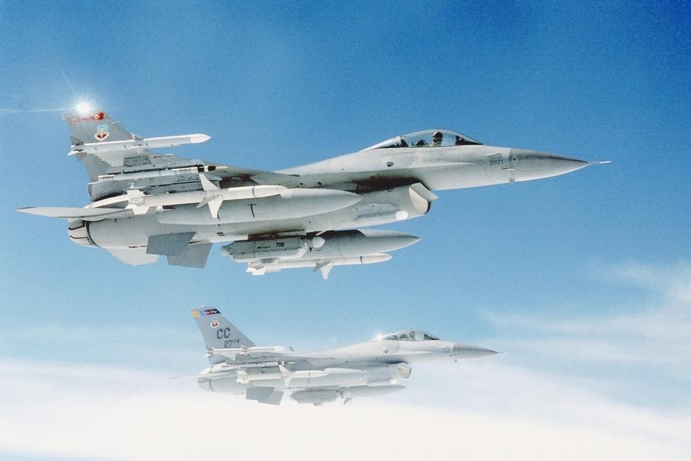 General Dynamics F16 Fighting Falcons in Flight Photo Photograph Poster 36×24