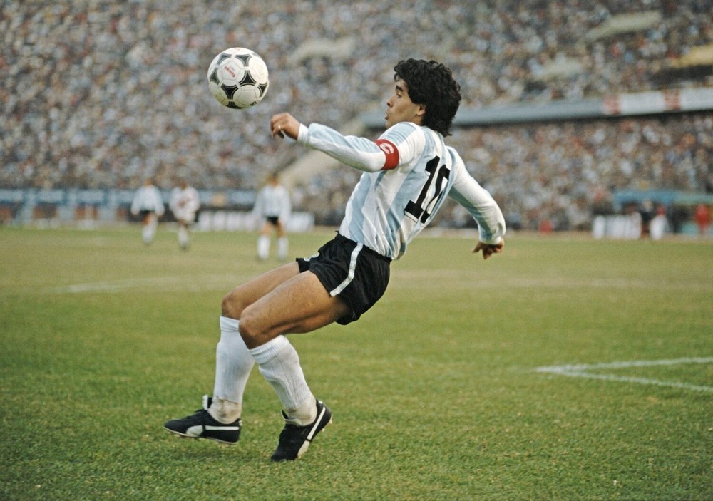 DIEGO MARADONA Volley Poster Print – poster no frame