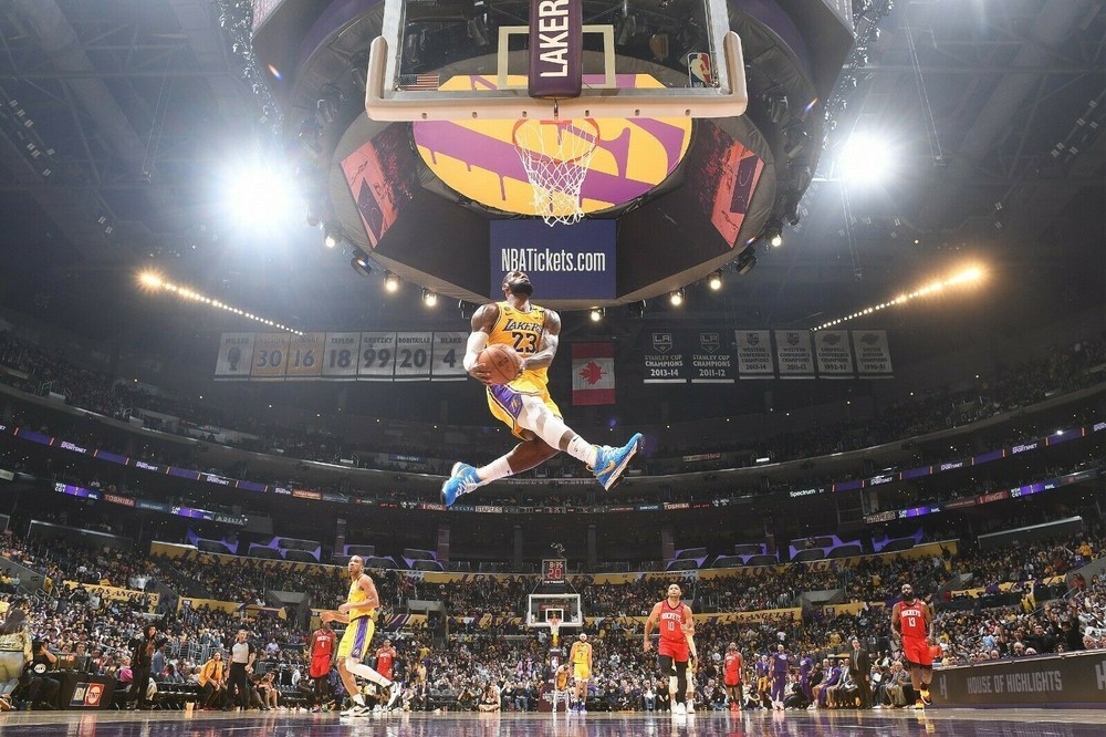 Los Angeles Lakers Lebron James Reverse Windmill Dunk Poster (20×30) inches