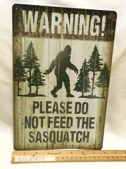 Please Do Not Feed the SASQUATCH Bigfoot 12″ x 8″ Metal Signs Decorative